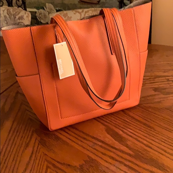 🍁🍁Micheal kors medium tote 🍁🍁 - Picture 5 of 11
